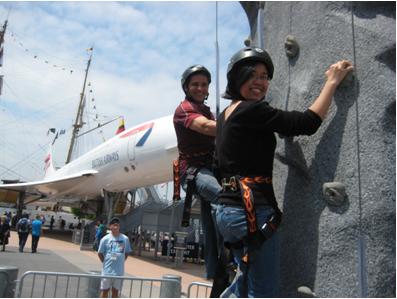 Anh và tôi thử rock climbing tại Intrepid Museum, fleet week, NYC, mùa xuân 2012