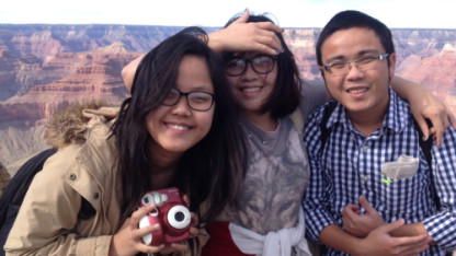 Rio Lâm (ngoài cùng bên trái) cùng 2 người bạn lái xe từ Texas đi khám phá Grand Canyon ở Arizona