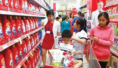 Trên kệ hàng hóa ở siêu thị, hàng Việt Nam chiếm đến hơn 90%, nhưng đó là hàng của các tập đoàn nước ngoài, đa quốc gia sản xuất tại Việt Nam. Ảnh: Thanh Tao.
