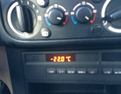 Đồng hồ nhiệt của ô tô chỉ nhiệt độ ngoài trời là -22 độ C, đo lúc 9 giờ sáng 6.1 tại Columbia bang Missouri 