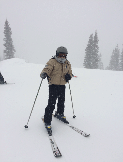 	Tác giả lần đầu trượt tuyết tại Winter Resort bang Colorado, ngã hàng chục lần, người ngập trong tuyết, rất may với bộ đồ trượt tuyết thuê hơn 60 USD, cái lạnh không thể ngấm vào người.