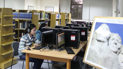 Trung tâm nghiên cứu Việt Nam-Hoa Kỳ tại lầu 1, Trung tâm thông tin học liệu, ĐH Đà Nẵng được hình thành nhằm cung cấp thông tin miễn phí cho người dân.