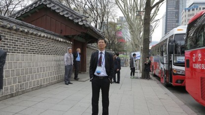 Nhà báo Trần Việt Hưng khi dự hội thảo tại Hàn Quốc