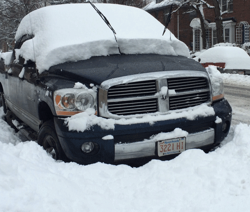  Ô tô bị tuyết phủ lớp tuyết dày.