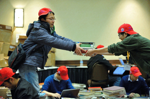 Nụ cười rạng rỡ của các tình nguyện viên khi chọn được những sách hay gửi về Việt Nam. ảnh Tuấn Trương