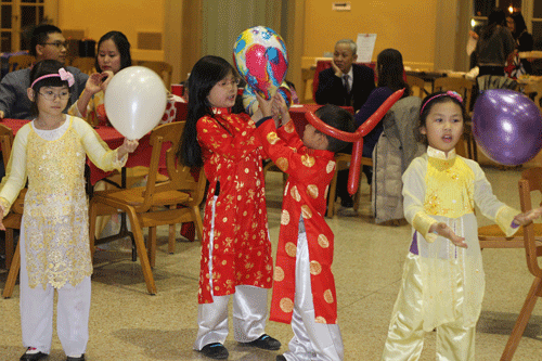 Trẻ em vui tết Việt trong tình cảm cộng đồng ấm áp trên vùng băng giá