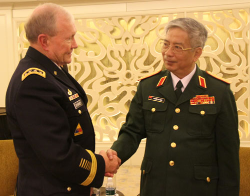 Thứ trưởng Quốc phòng, thượng tướng Nguyễn Chí Vịnh (phải) gặp Chủ tịch Hội đồng tham mưu trưởng liên quân Mỹ Martin Dempsey bên lề Đối thoại Shangri-La  - Ảnh: Thục Minh