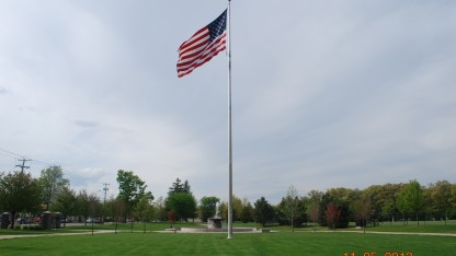Trước khi tôi về Việt Nam hè năm ngoái, tôi có dạo chơi ở Quincy, một thị trấn yên bình phía Nam gần Boston. Ảnh chụp cột cờ lớn ở công viên trung tâm Quincy, MA.