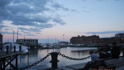 Dạo chơi với mấy người bạn Mỹ ở một bến cảng phía tây bắc của Boston trước khi hoàng hôn. 