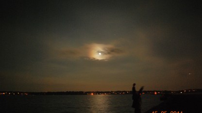 Hang-out ở một bến cảng ở Salem, MA lúc về đêm, trăng sáng sau một cuộc dạo chơi vui vẻ xung quanh thành phố đó.
