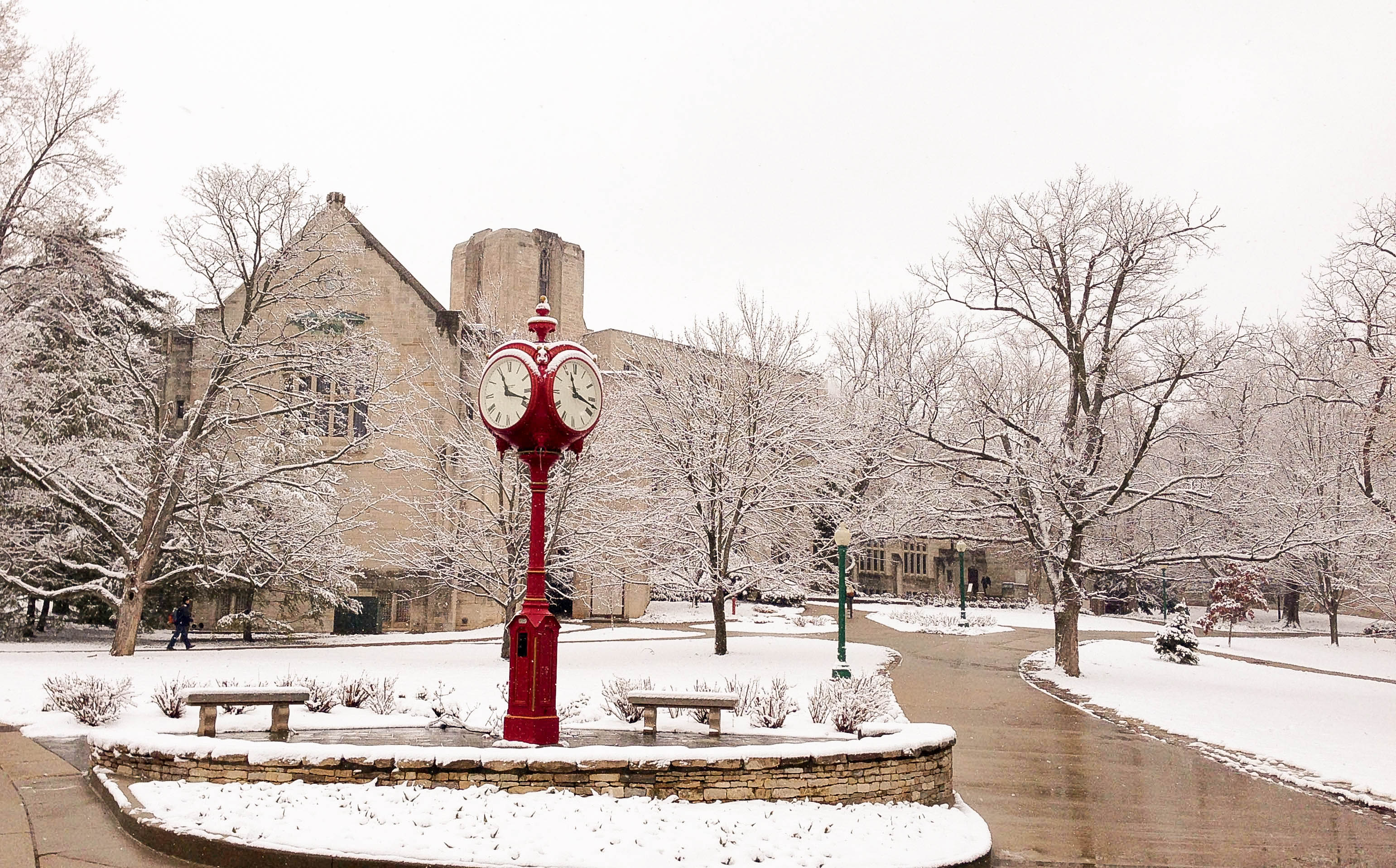 Đồng hồ đỏ nổi bật giữa trời tuyết có mặt ở khắp nơi trong campus