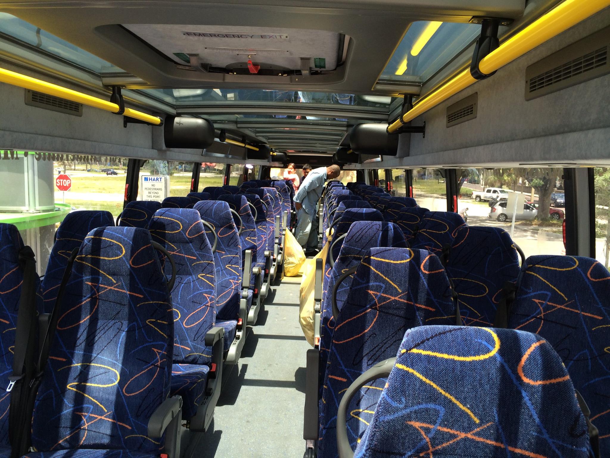 Đây là chiếc xe buýt hai tầng với hơn 80 chỗ ngồi. Tầng 2 luôn chan hoà nắng bởi trên nóc là tấm vật liệu trong suốt