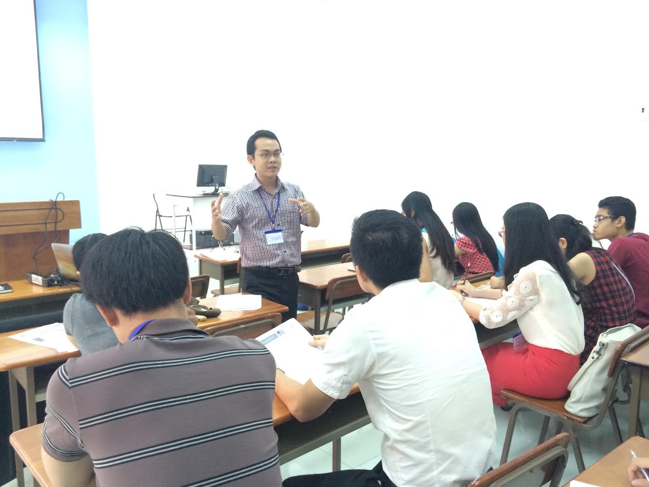Anh Hoài Chung, chuyên gia đào tạo SAT và tư vấn săn học bổng đang trao đổi với các bạn học viên. 