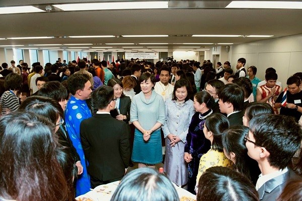 Chí Long được gặp gỡ bà Abe - Đệ nhất phu nhân Nhật Bản (áo cổ xanh) cùng Phu nhân Thủ tướng Nguyễn Tấn Dũng (áo dài đen)