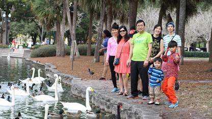 Florida vẫn nắng ấm trong Giáng sinh và Năm mới: Trong ảnh- một gia đình người Việt vui chơi tại hồ Eola, Orlando, Florida