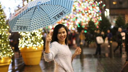 Nụ cười nữ sinh Việt tại New York. Trong ảnh: Bạn Thuý Nguyễn từ Boston đã lên New York đón Noel 