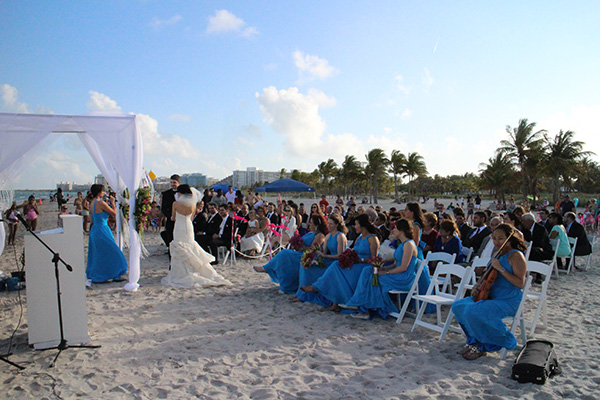 Đám cưới tổ chức bên bờ biển ở Miami, Florida. Chỉ có chừng 50 người thân thiết của cô dâu chú rể được mời tham dự