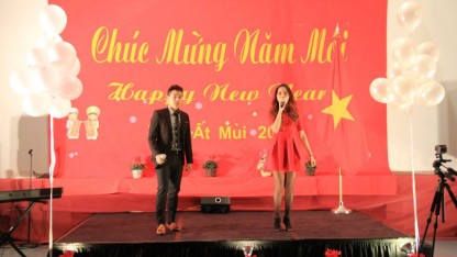 "Ca sỹ" Trung Phạm và Hoài Anh với Liên Khúc Xuân