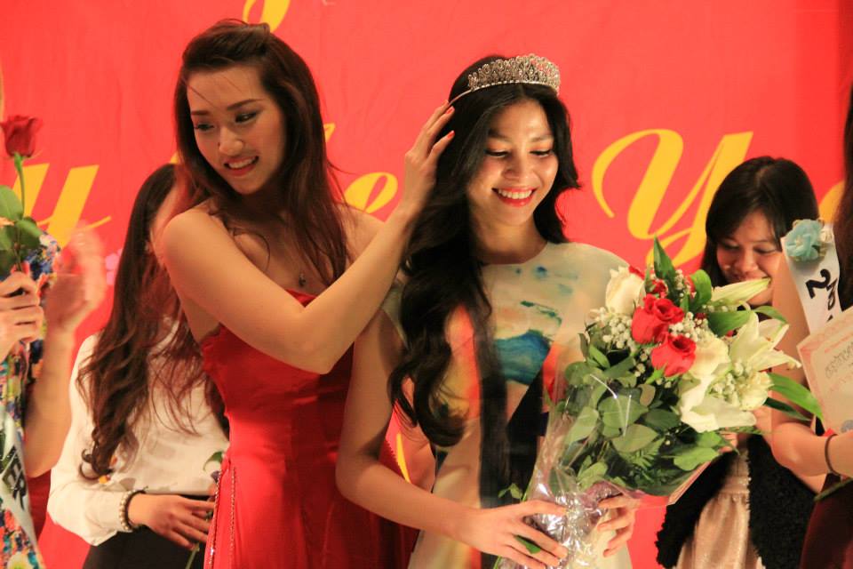 Đặng Mỹ Hương - Miss VNNY 2015 được trao giải bởi Cao Thanh Hằng, Hoa Hậu ảnh Việt Nam 2006