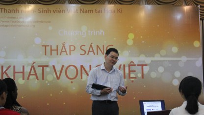 1.Chủ tịch Hội Sinh viên Việt Nam tại Mỹ -  ông Huỳnh Thế Du phát biểu mở đầu buổi tổng kết.