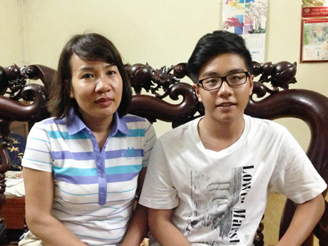 Chu Ân Lai và mẹ tại nhà riêng. Ảnh: Nguyễn Hà.  