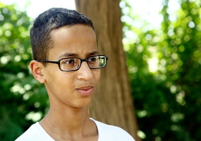 Ahmed Mohamed nổi tiếng sau vụ bắt giữ vì mang đồng hồ tự chế đến lớp. Ảnh: AFP.
