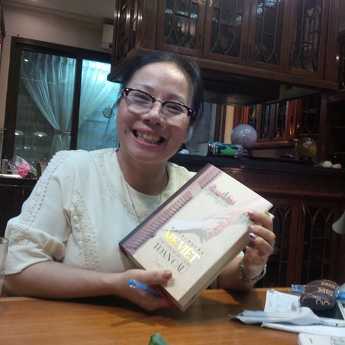 Nhà văn Hồ Thị Hải Âu và cuốn sách Mẹ Việt dạy con bước cùng toàn cầu - Ảnh: Quý Hiên 