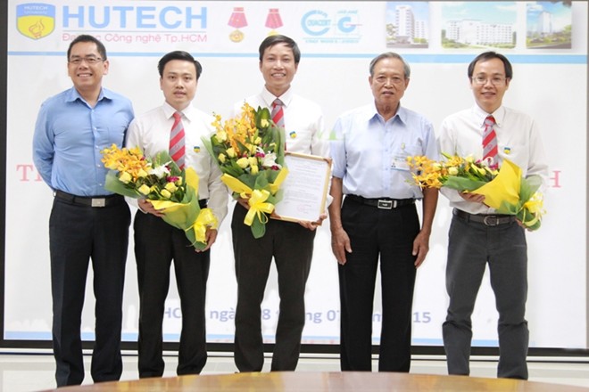 PGS.TS. Nguyễn Xuân Hùng (đứng giữa) tại lễ ra mắt Trung tâm nghiên cứu liên ngành CIRTech - HUTECH. Ảnh: HUTECH.