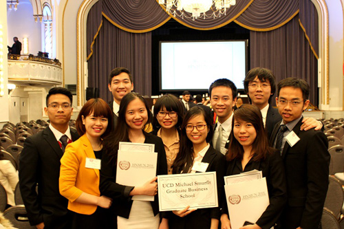 10 sinh viên Việt Nam tham dự hội nghị mô phỏng Liên Hợp Quốc. Ảnh: Trần Lê Hoàng. 