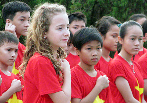 Capri hát Quốc ca Việt Nam với các bạn nhỏ ở Làng trẻ SOS Đà Nẵng. Ảnh: N.T.