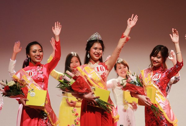 Miss Xuân 2016 - Bùi Thị Hồng Duyên rạng rỡ phút đăng quang.