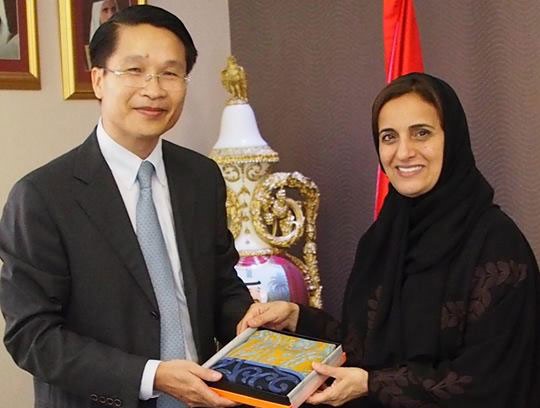 Đại sứ Phạm Bình Đàm (trái) nhận công tác tại Đại sứ quán Việt Nam ở Các tiểu vương quốc Arab Thống nhất (UAE) ngày 30/8/2014. Ảnh: FBNV