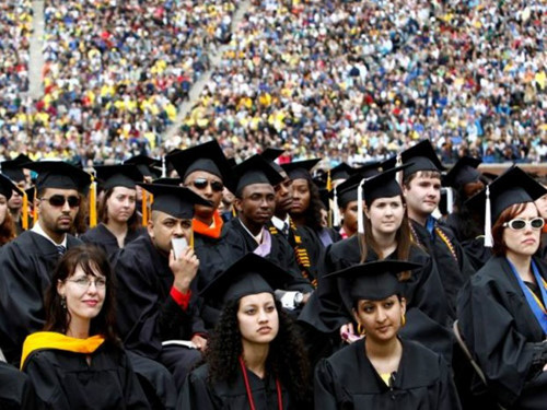 Sinh viên lắng nghe bài phát biểu của Tổng thống Mỹ Barack Obama trong buổi lễ tốt nghiệp tại trường Đại học Michigan, Mỹ - Ảnh: Reuters