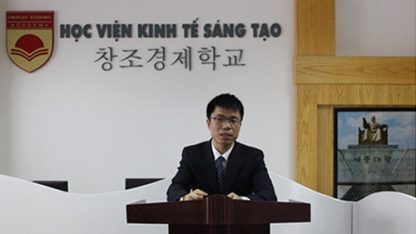 Từ một học sinh có thành tích kém, anh Hưng đã cố gắng để trở thành vị tiến sĩ trẻ về kinh tế và là hiệu trưởng của Học viện Kinh tế sáng tạo.