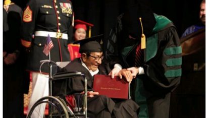 Cụ ông Alfonso Gonzales, 96 tuổi, nhận bằng cử nhân của Đại học Nam California (USC)
