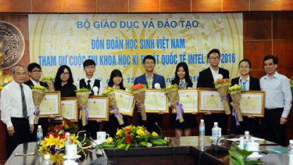 Thứ trưởng Nguyễn Vinh Hiển (ngoài cùng bên trái) trao thưởng cho những học sinh đạt giải trong Hội thi Khoa học Kỹ thuật quốc tế 2016. 