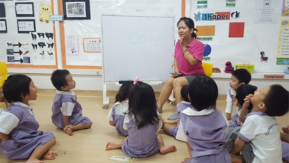 Mai đang giảng dạy cho học sinh lớp mầm tại Singapore Ảnh: NVCC