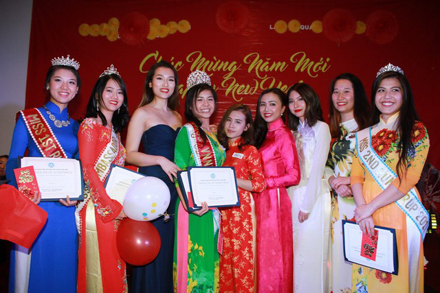 Tân hoa khôi Trần Gia Ngọc (áo dài xanh) và các người đẹp khác trong đêm chung kết Miss Việt Nam – New York.