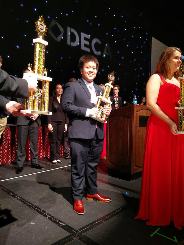 Đỗ Nhật Nam với chiếc cup giải Ba hạng mục Nguyên tắc quản trị kinh doanh kỳ thi DECA bang Pennsylvania 2017.