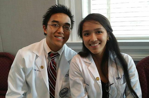 Chị em sinh đôi gốc Việt nhận học bổng tiến sĩ y khoa năm 18 tuổi