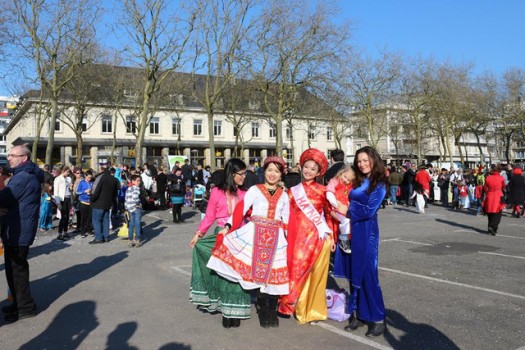 Cô bạn xinh xắn phụ trách đội Việt Nam tại carnaval Lorient “hoành tráng”