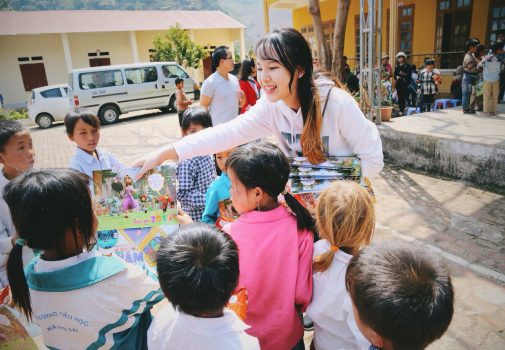 Miss Du học sinh Việt cùng nhau xây trường cho trẻ em nghèo