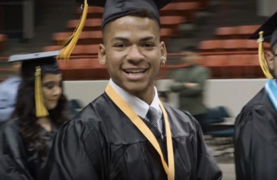 Chàng trai vô gia cư giành được học bổng toàn phần ở Mỹ
