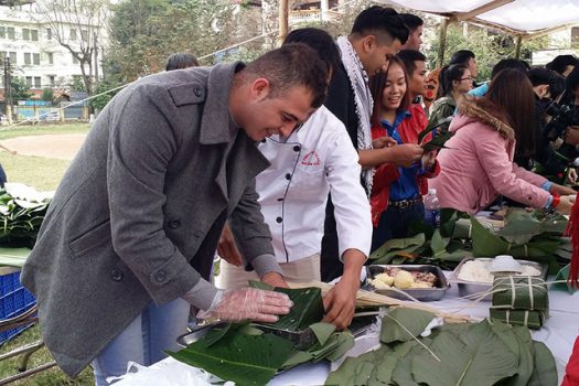 Sinh viên quốc tế tại Việt Nam thích thú gói bánh chưng, chơi trò chơi dân gian